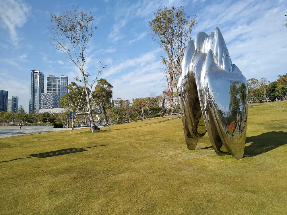 Sculpture and lawn in Shenzhen Bay Park